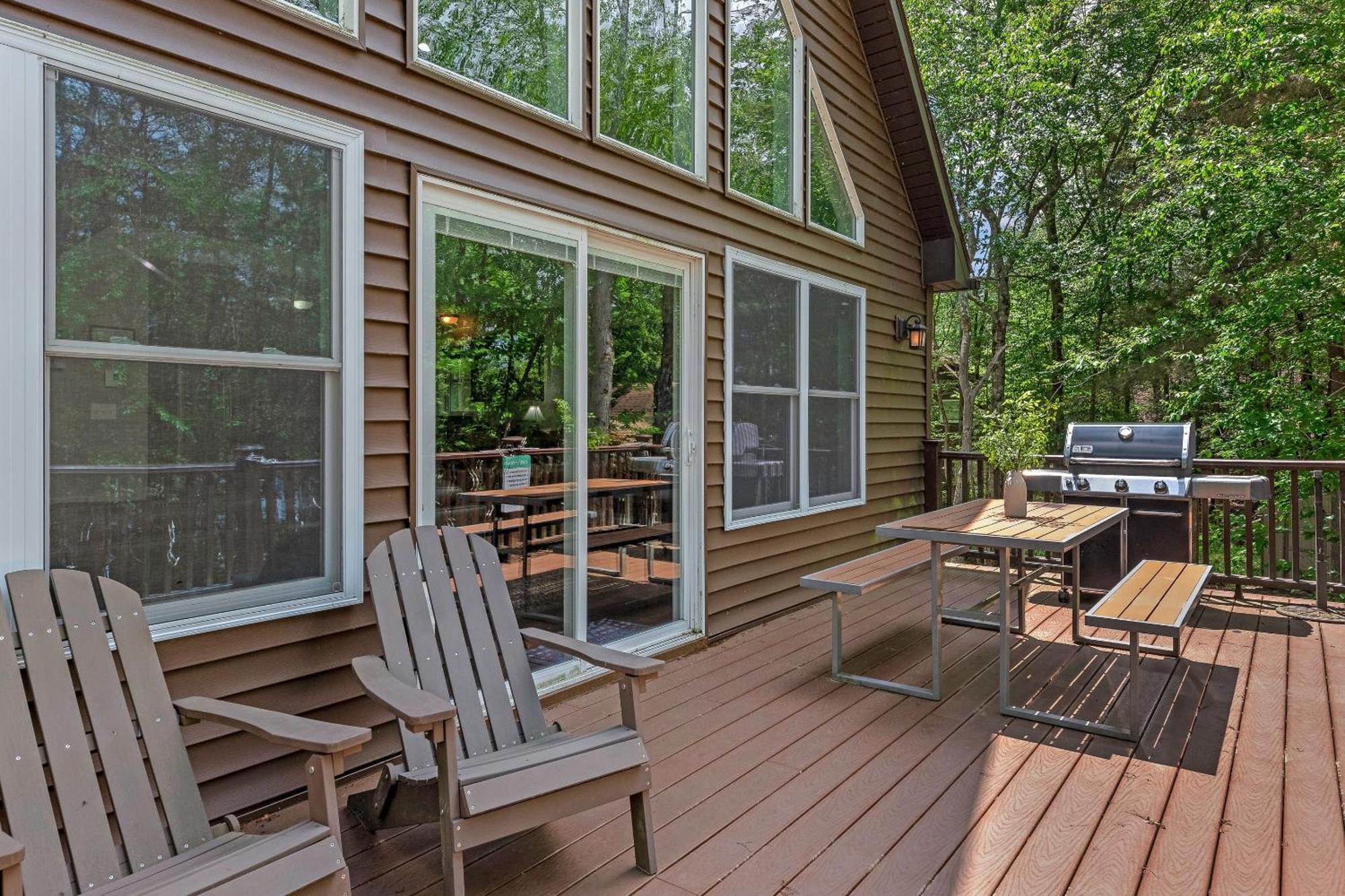 Holiday home Tavern At The Woods By Avantstay Lakefront Views Hot Tub Firepit Game