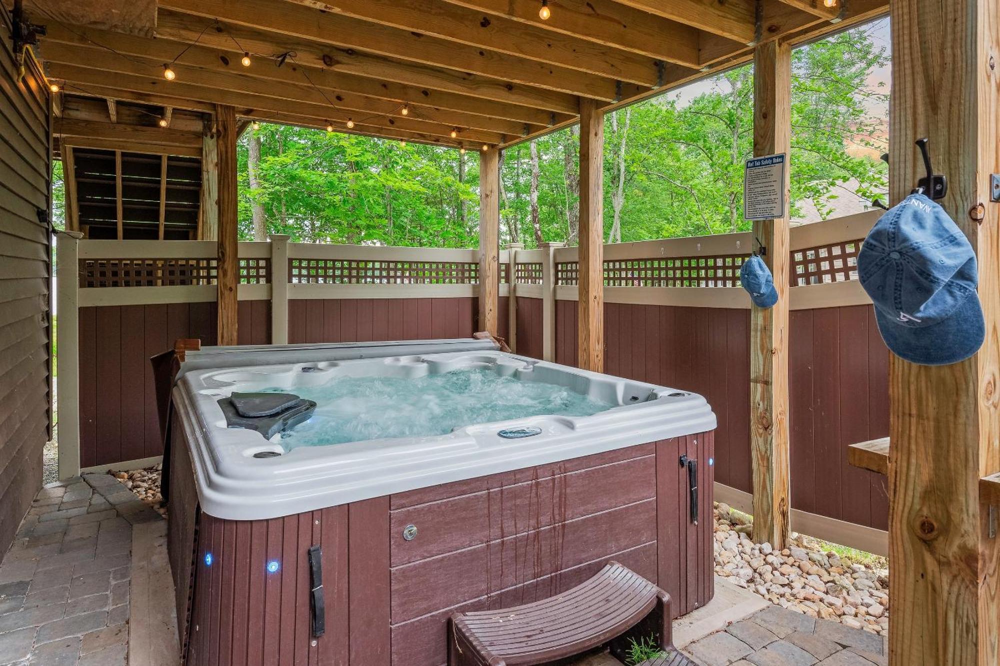 Tavern At The Woods By Avantstay Lakefront Views Hot Tub Firepit Game