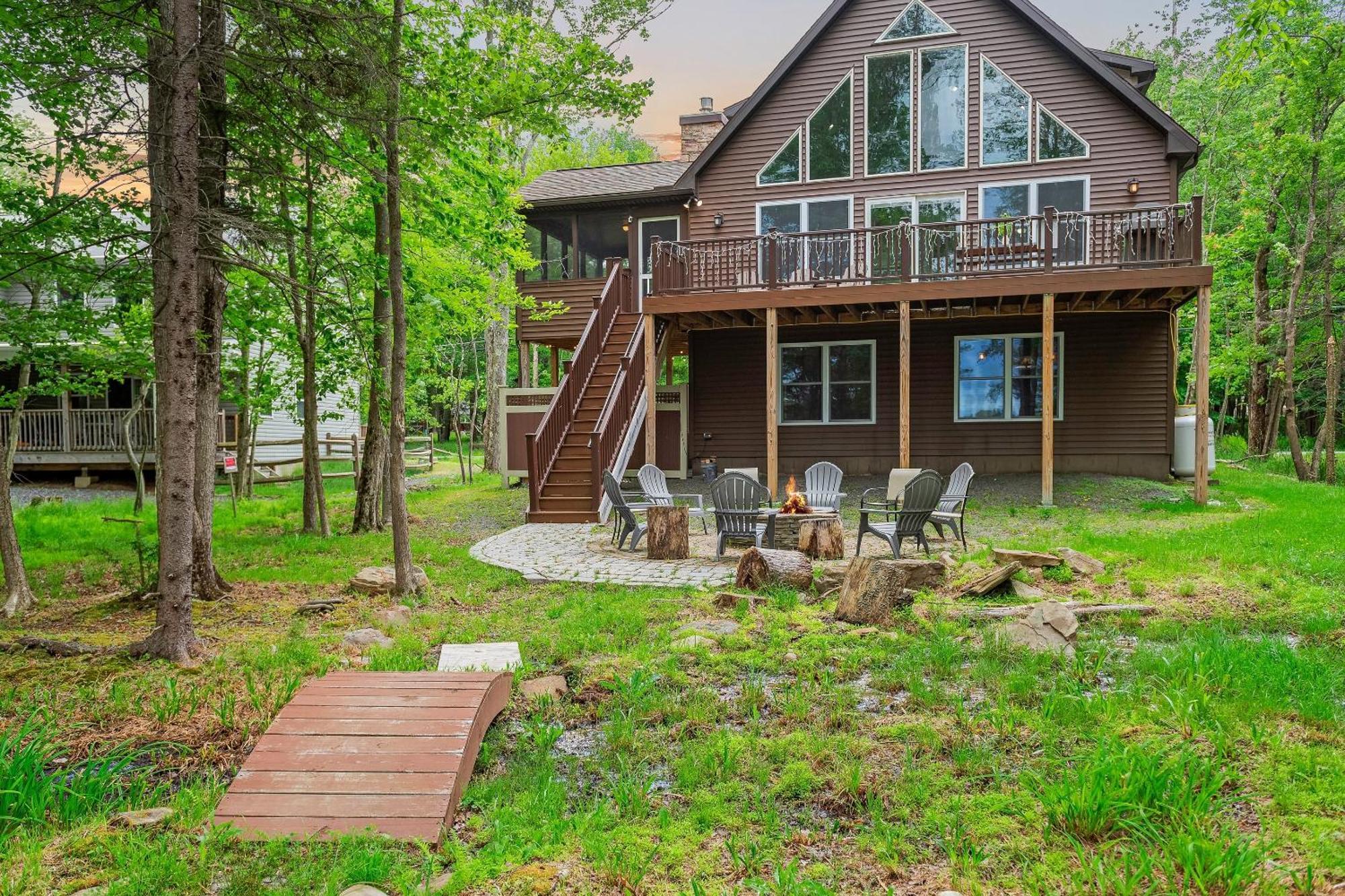 Holiday home Tavern At The Woods By Avantstay Lakefront Views Hot Tub Firepit Game Arrowhead Lake